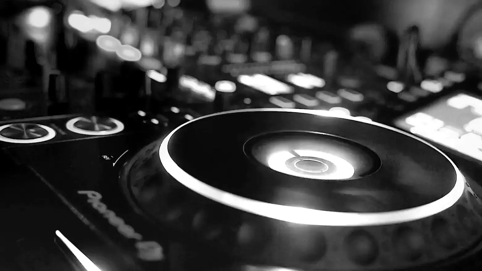 Nærbillede af pladetallerkenen på en DJ-afspiller