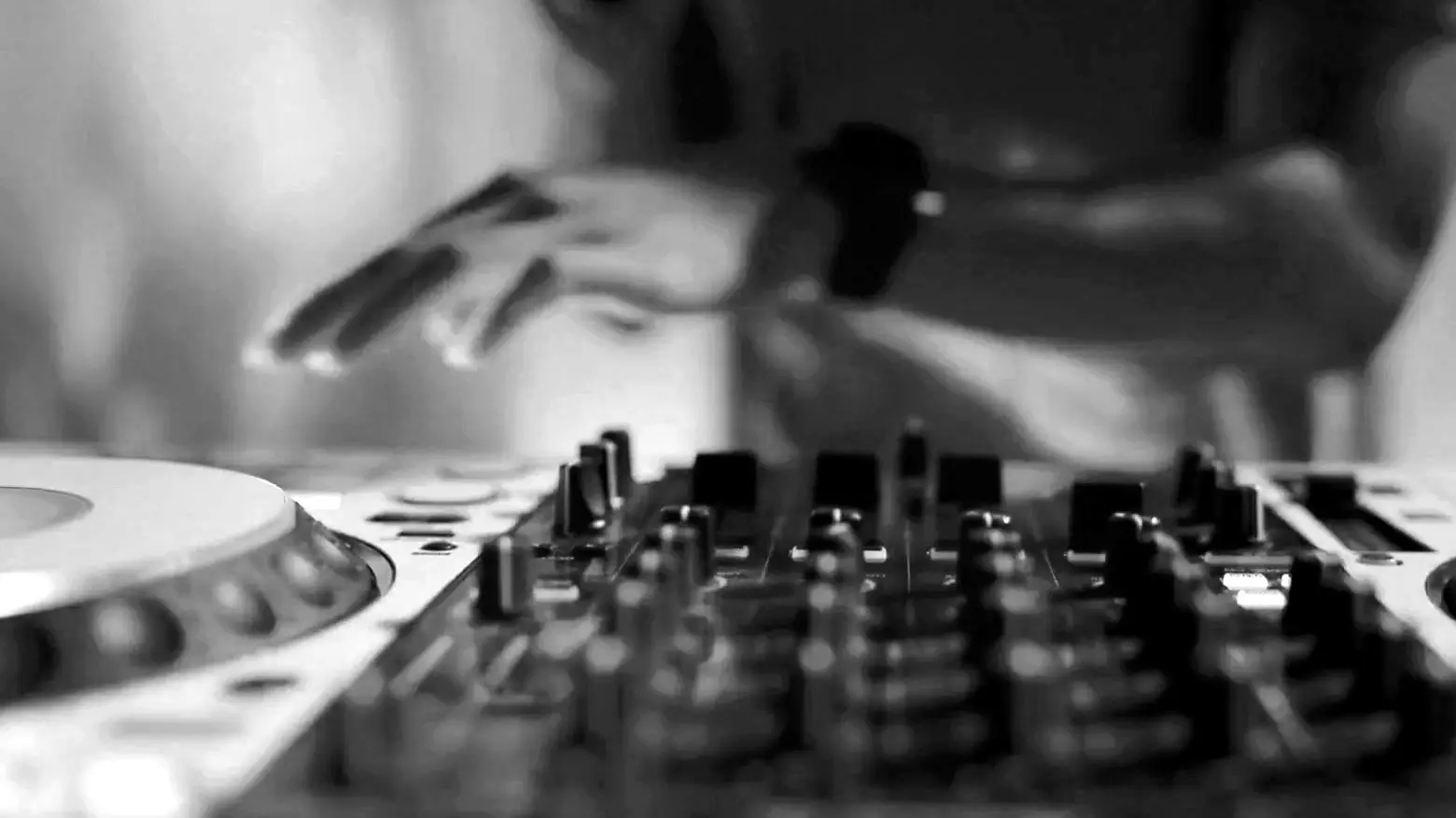 DJ’ens hånd over mixeren midt i et sæt