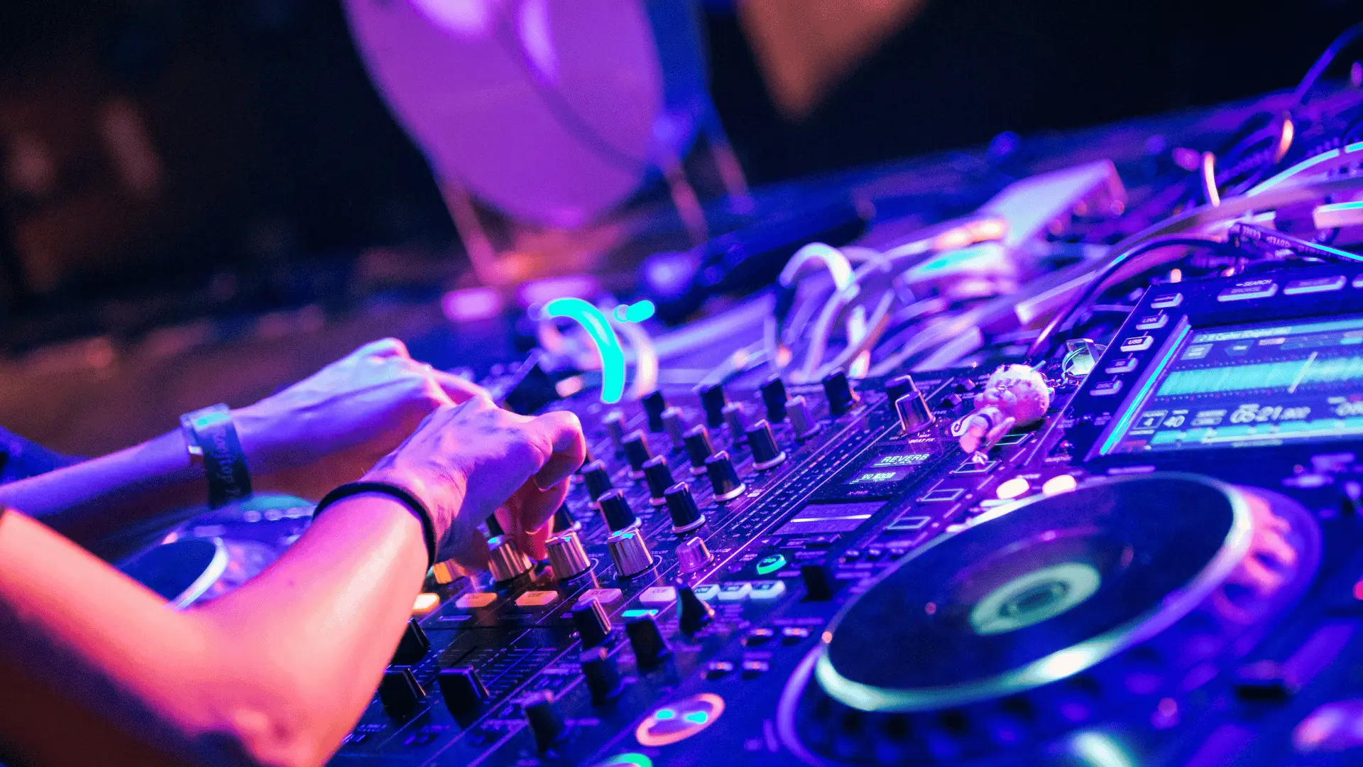 DJ skruer på mixeren ved pulten